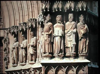 Figuras de jamba de la fachada del portal principal, construidas entre 1171 y 1331